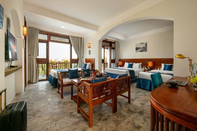 Phòng Deluxe Triple with Balcony